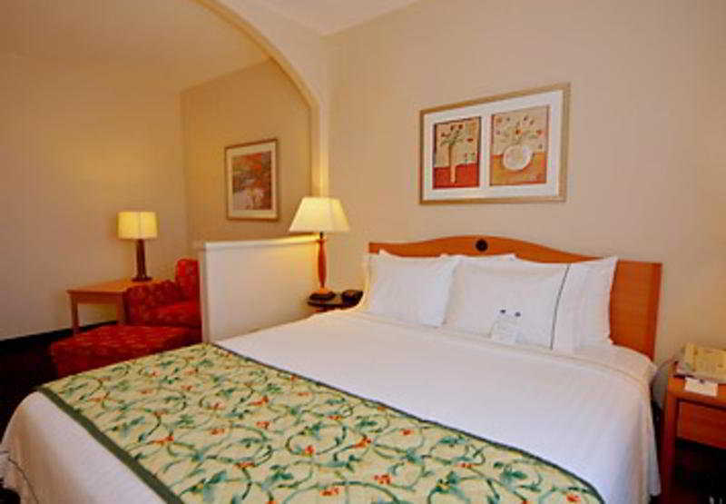 Comfort Inn & Suites Oakland Airport Номер фото