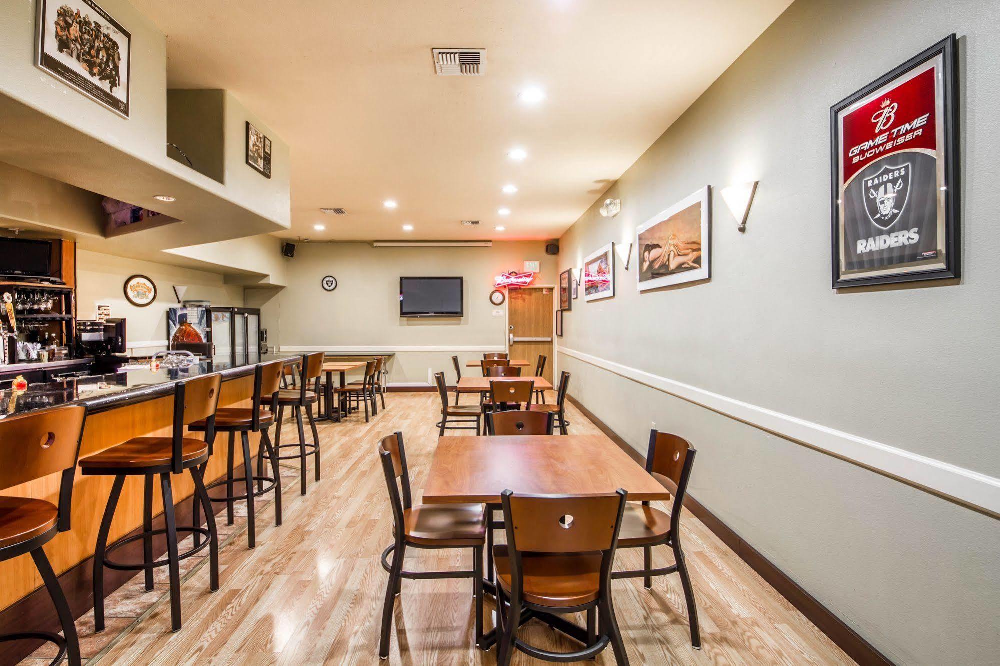 Comfort Inn & Suites Oakland Airport Экстерьер фото