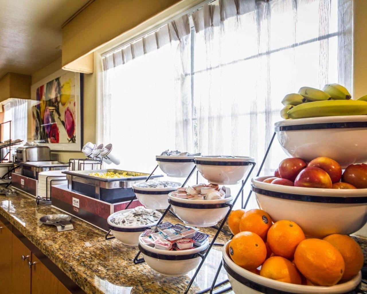 Comfort Inn & Suites Oakland Airport Экстерьер фото