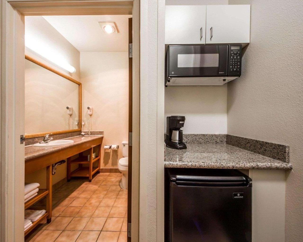 Comfort Inn & Suites Oakland Airport Экстерьер фото